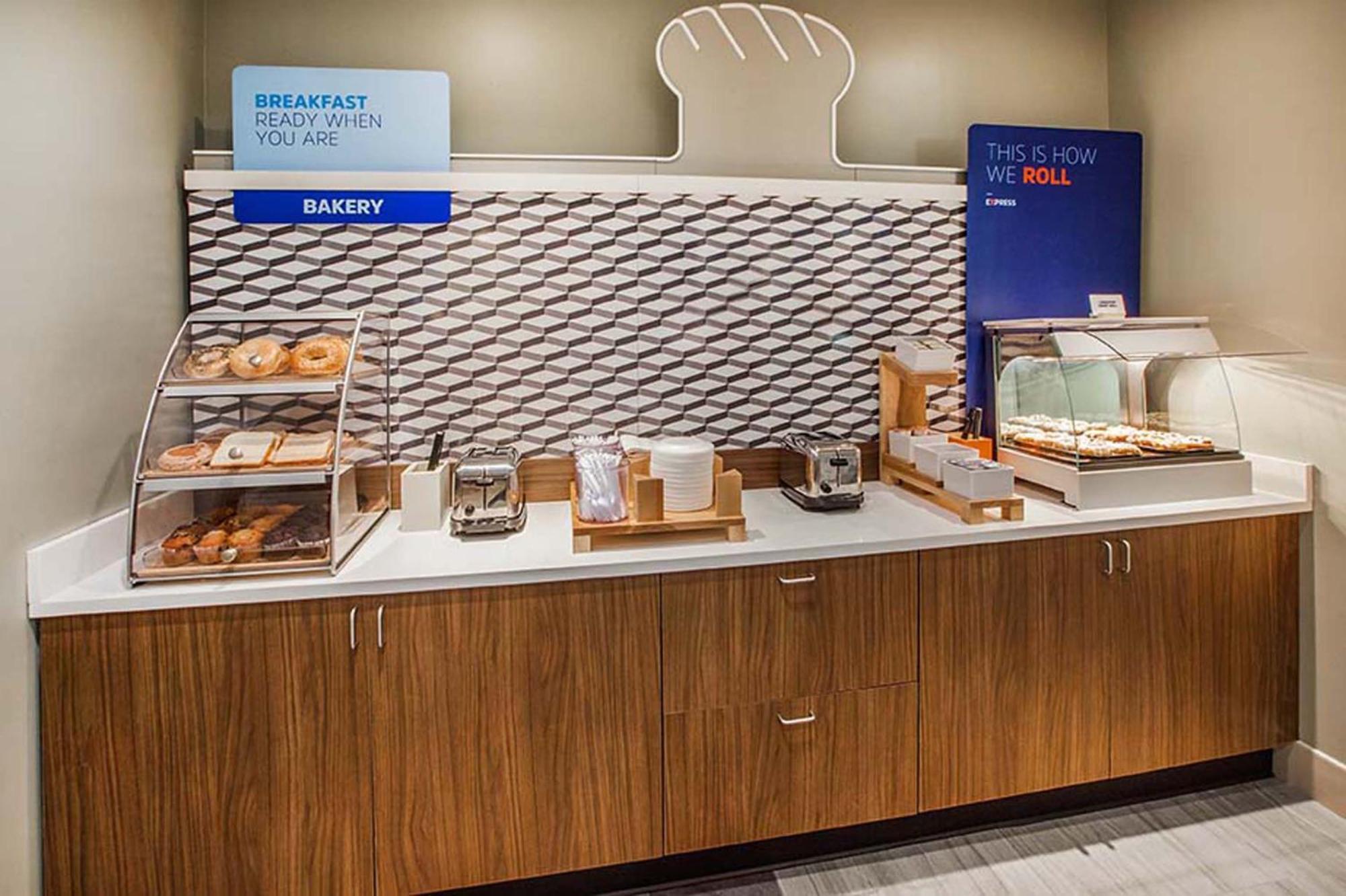 Holiday Inn Express Hotel & Suites Greensboro - Airport Area By Ihg Dış mekan fotoğraf