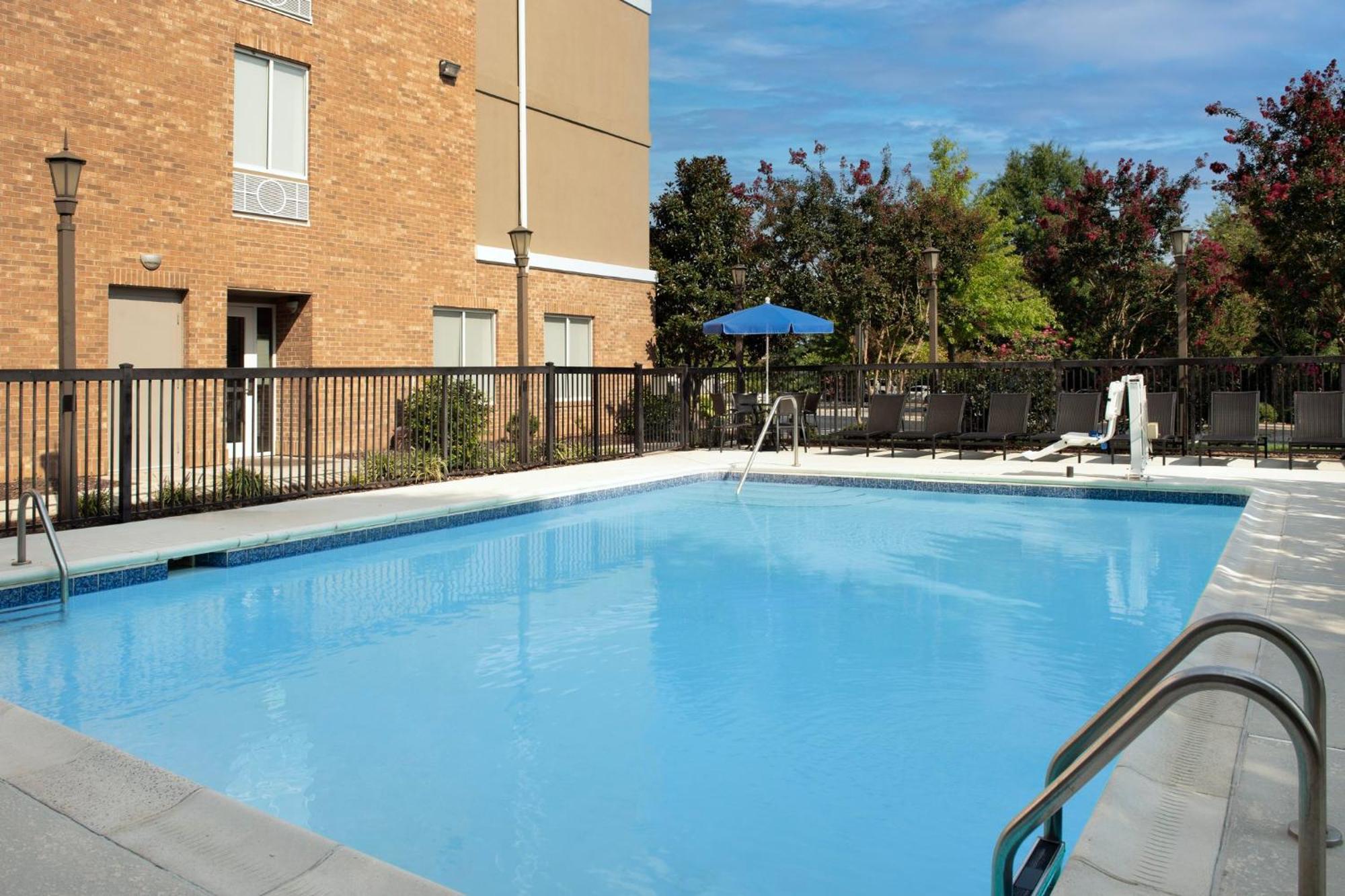 Holiday Inn Express Hotel & Suites Greensboro - Airport Area By Ihg Dış mekan fotoğraf