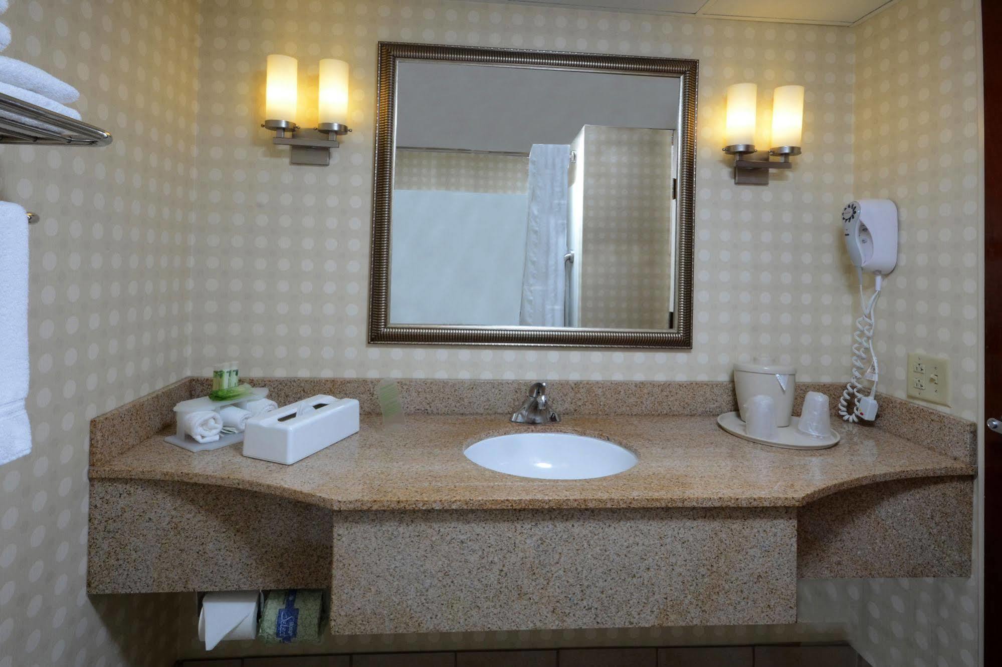 Holiday Inn Express Hotel & Suites Greensboro - Airport Area By Ihg Dış mekan fotoğraf