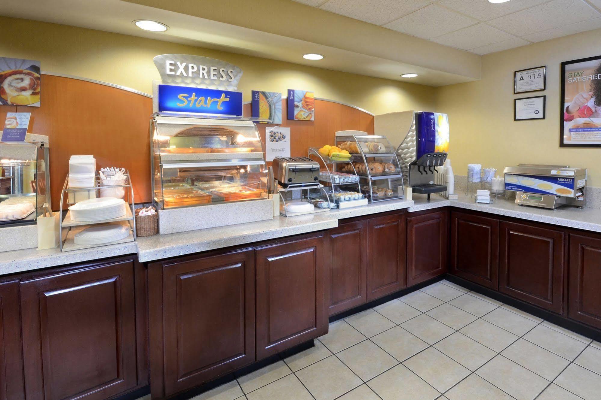 Holiday Inn Express Hotel & Suites Greensboro - Airport Area By Ihg Dış mekan fotoğraf