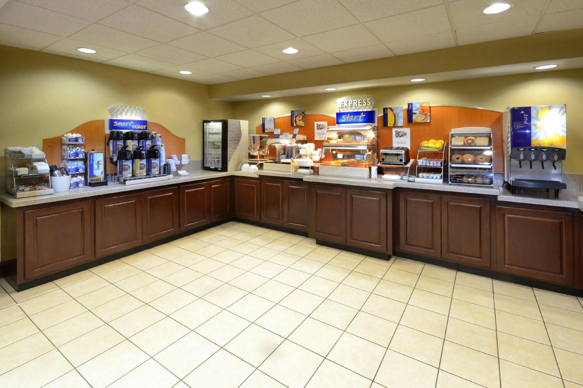 Holiday Inn Express Hotel & Suites Greensboro - Airport Area By Ihg Dış mekan fotoğraf